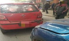 吃瓜致三车追尾,三车连环追尾事故惊心动魄